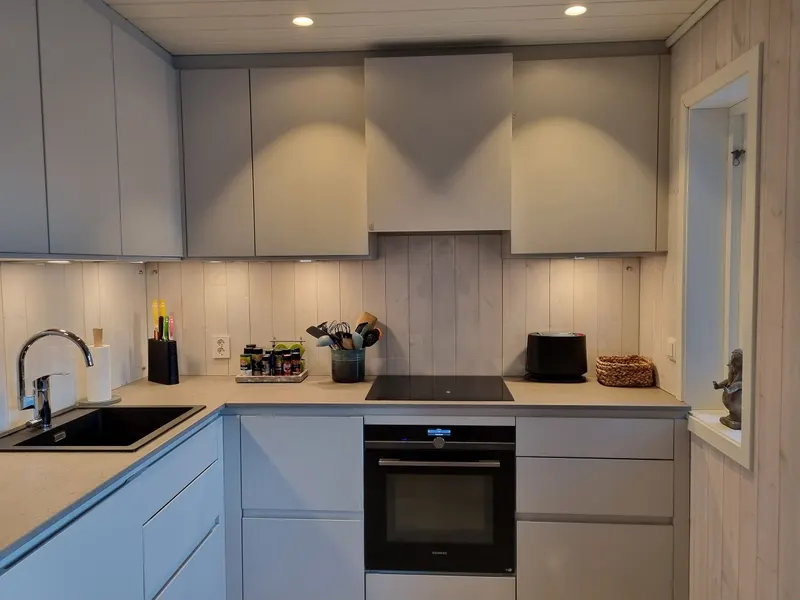 Kitchen with oven, hob and dishwasher